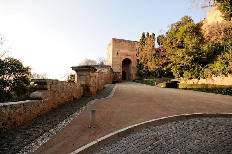 imagen de las puertas de la alhambra